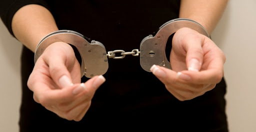 Жінка, звільнена з колонії для служби у ЗСУ, вчинила крадіжку у магазині в Хмельницькому та повертається за грати