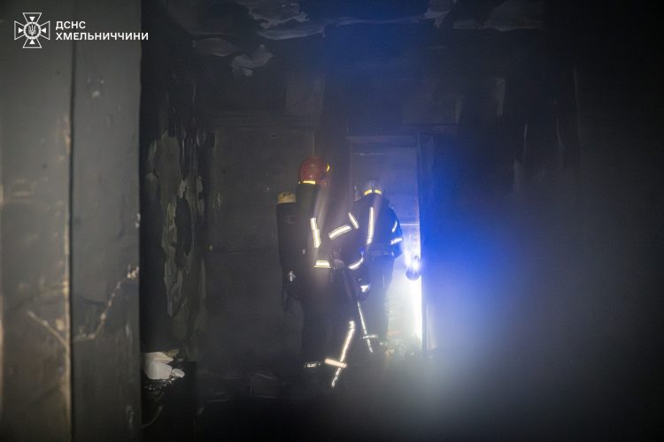 Пожежа на Подільській: у Хмельницькому загорівся старий будинок