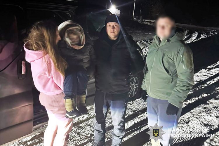 На Хмельниччині поліцейські та військові врятували 7-річного хлопчика, який ледь не замерз у лісі