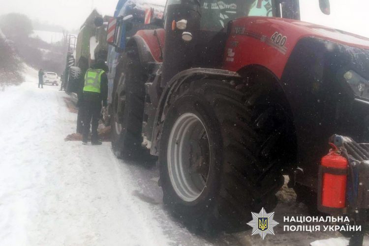 Фіксував буксирувальний трос: на Хмельниччині загинув 37-річний водій вантажівки