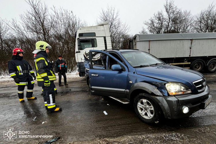 На Хмельниччині легковик зіткнувся з вантажівкою MAN: двох пасажирок госпіталізували