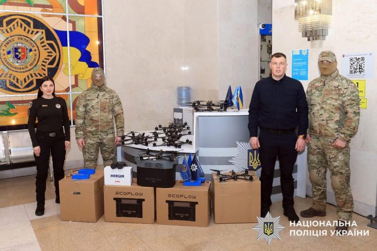 Хмельницькі атомники передали бойовим підрозділам поліції 50 FPV-дронів