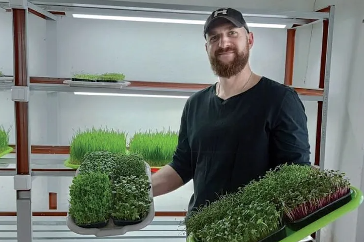 Після фронту — мікроферма: ветеран з Хмельниччини вирощує мікрозелень і їстівні квіти