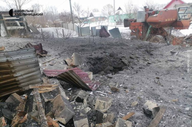 Чоловіка, який травмувався унаслідок атаки на Хмельниччину, прооперували: загрози для життя немає