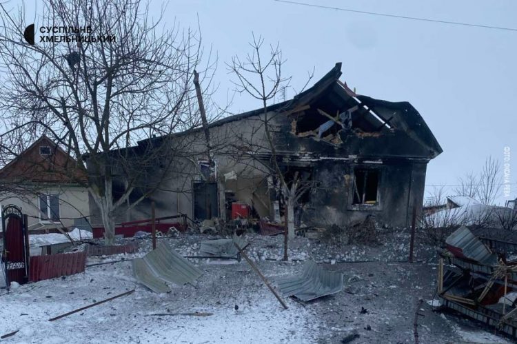 Чоловіка, який травмувався унаслідок атаки на Хмельниччину, прооперували: загрози для життя немає