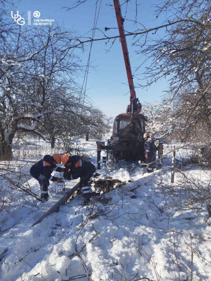 На Хмельниччині через самовільне зрізання дерева без світла залишилися понад 200 споживачів