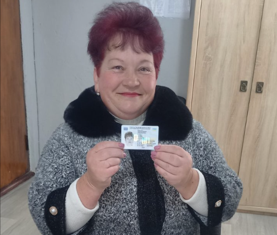Без документів усе життя: жителька одного із сіл Хмельниччини вперше отримала паспорт у 53 роки