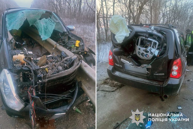 На Хмельниччині водій «Mazda» врізався у відбійник: чоловіка госпіталізували
