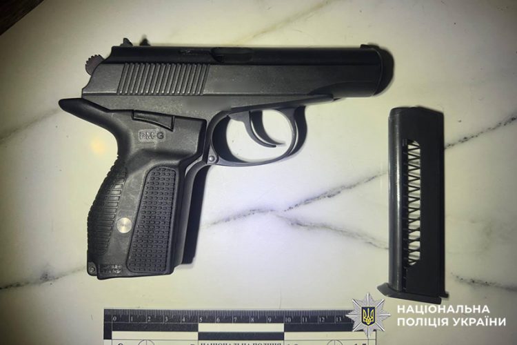 На Кам’янеччині поліцейські затримали двох чоловіків, які влаштували стрілянину на АЗС