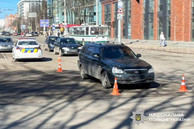 У Хмельницькому на перехресті зіткнулися «ВАЗ» та «Skoda»