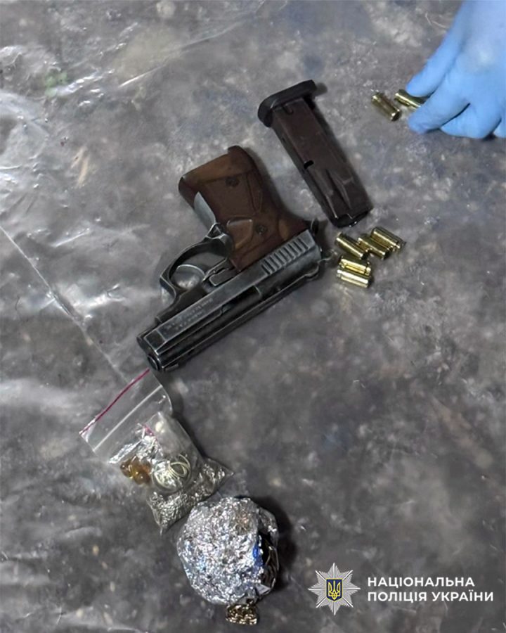 Мали «навідниць» і діяли зі зброєю: на Хмельниччині судитимуть банду грабіжників-«гастролерів»