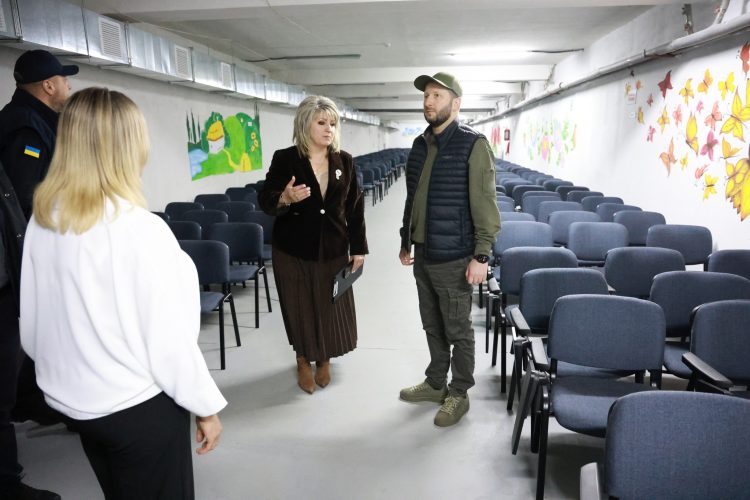 Безпека і навчання під час війни: начальник Хмельницької ОВА оглянув оновлене укриття у закладі освіти Нетішина