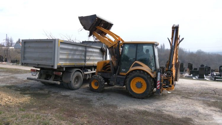 У Хмельницькій громаді розпочали прибирання кладовищ перед Провідною неділею