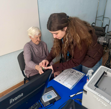 На Хмельниччині 91-річна переселенка з Донеччини вперше отримала ID картку
