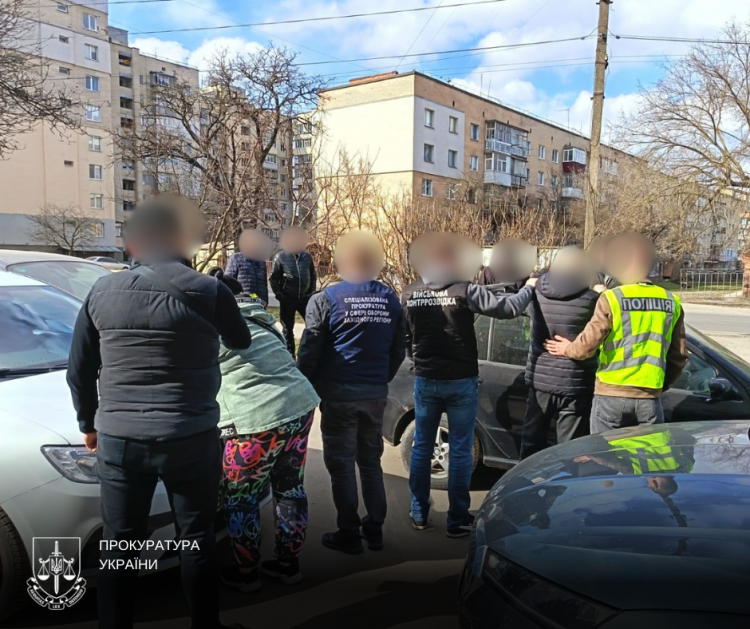 Обіцяли «вирішити питання» з ТЦК за 2,5 тисячі доларів: на Хмельниччині затримали двох підозрюваних