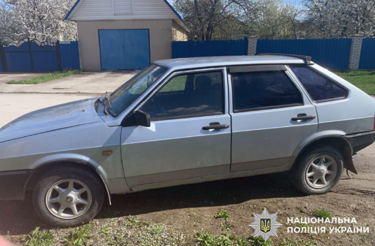 На Хмельниччині жінка, рухаючись на авто заднім ходом, наїхала на 6-річного сина: дитина в реанімації