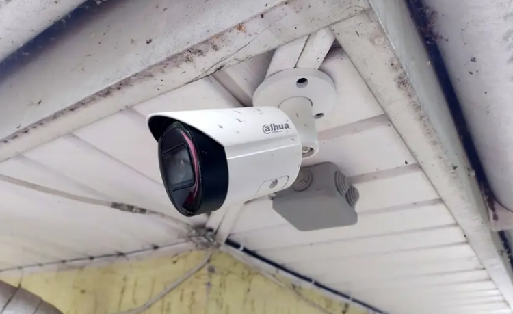 Суд на Хмельниччині оштрафував жінку, яка кидала грудки землі в камеру відеоспостереження