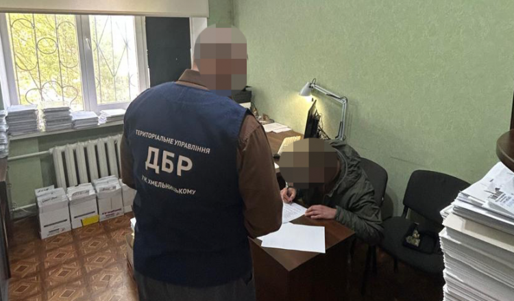 Військовослужбовець з Хмельниччини побив дівчину, з якою раніше зустрічався та обпалив її обличчя