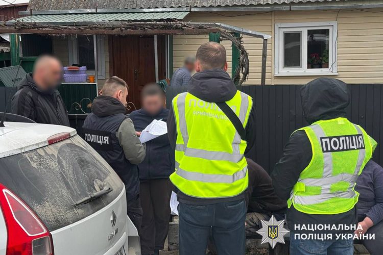 На Хмельниччині затримали чоловіка, який переробляв стартові пістолети у вогнепальну зброю
