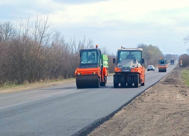 На Хмельниччині триває ремонт дорожнього покриття: де працює техніка