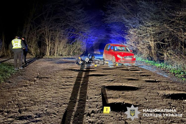 На Хмельниччині під колеса авто потрапив 31-річний мотоцикліст: його госпіталізували