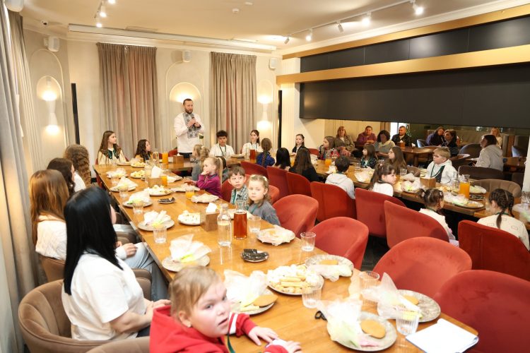 На Хмельниччині провели великодній благодійний бранч для дітей родин захисників та дітей-волонтерів