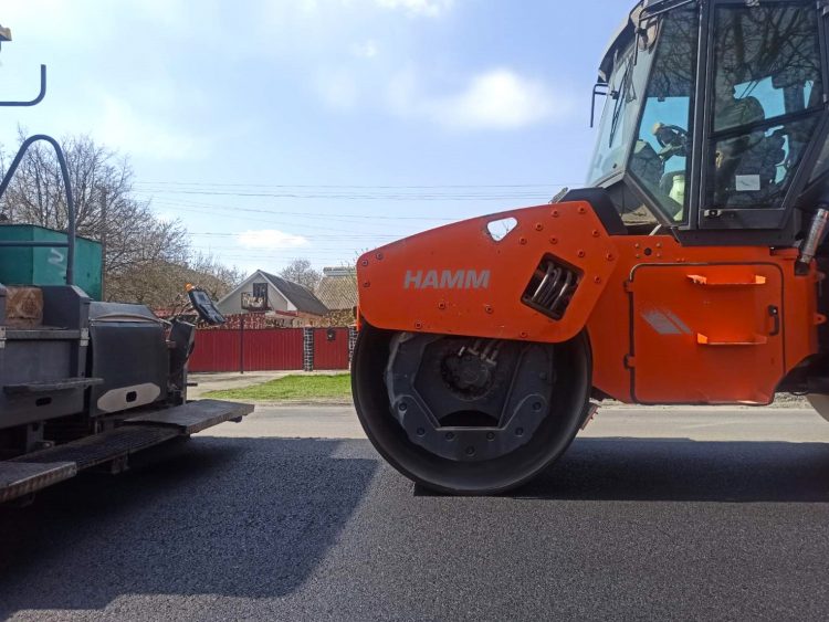 За тиждень на Хмельниччині відремонтували понад 74 тисячі квадратних метрів дорожнього покриття