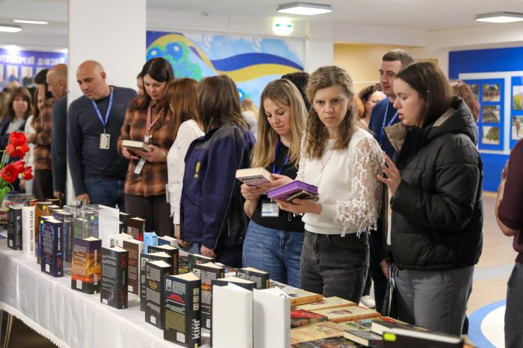 На ХАЕС відбувся благодійний книжковий захід, на якому зібрали понад 105 тис. грн на підтримку ЗСУ