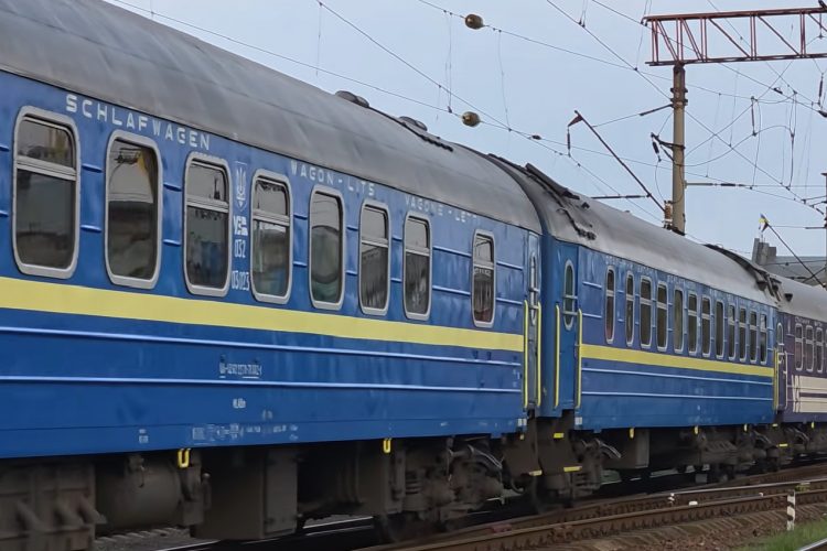 На Хмельниччині сьогодні низка приміських поїздів змінять маршрути