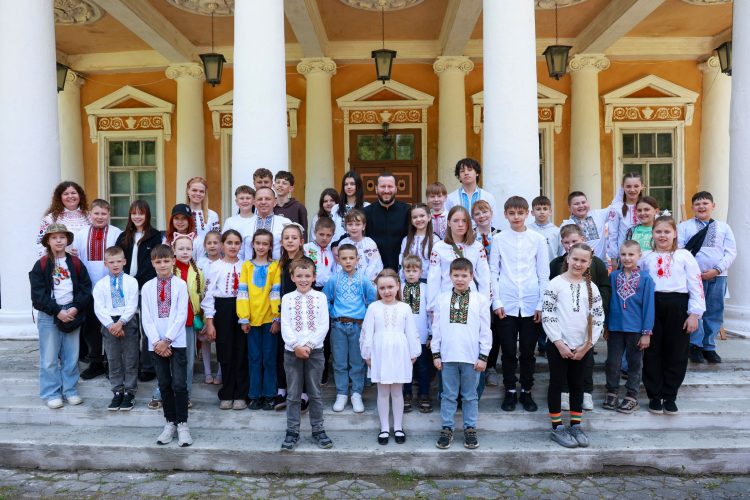 На Хмельниччині для родин Героїв провели захід до Всесвітнього дня вишиванки