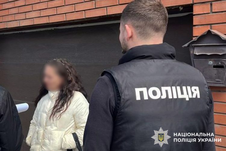 У Хмельницькому затримали жінку, яка організувала схему незаконного перетину кордону