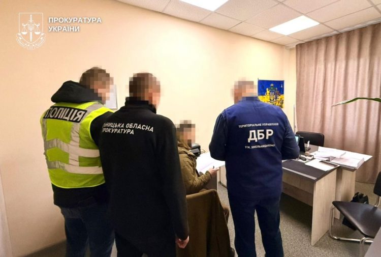 На Хмельниччині судитимуть колишнього слідчого поліції, який привласнив 2,5 млн грн, вилучених під час обшуку