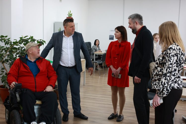 Представники Хмельницької ОВА перевірили умови безбар’єрного доступу ЦНАПів у двох громадах