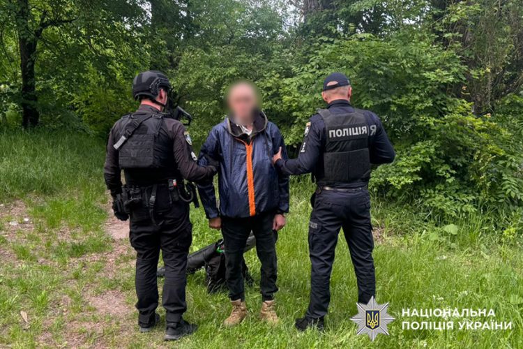 На Хмельниччині наркозалежний чоловік стріляв з пневматичної зброї по людях