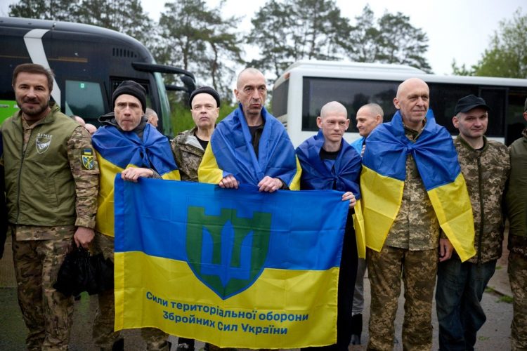 З російського полону повернулися двоє захисників із Хмельниччини