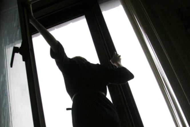 У Хмельницькому з вікна багатоповерхівки випала 25-річна жінка