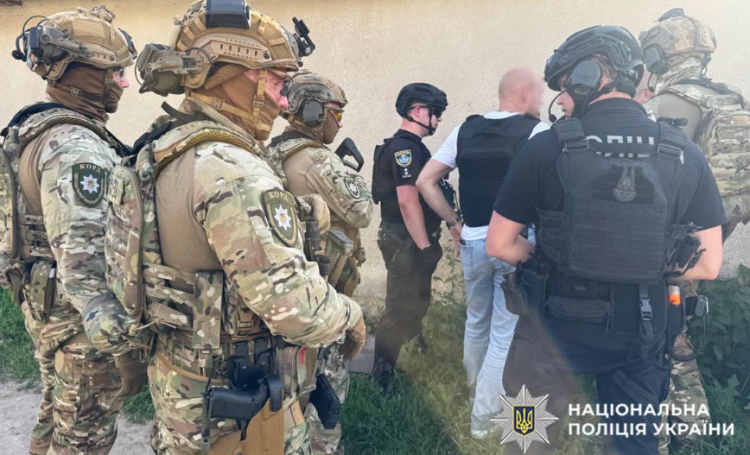 На Хмельниччині чоловік у бронежилеті погрожував автоматом поліцейським