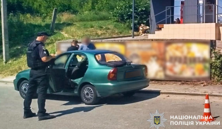 На Хмельниччині затримали чоловіка, який напав на поліцейського під час перевірки документів