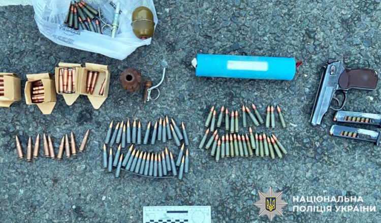 Поблизу Хмельницького під час перевірки автомобіля виявили зброю, гранату та понад сотню патронів