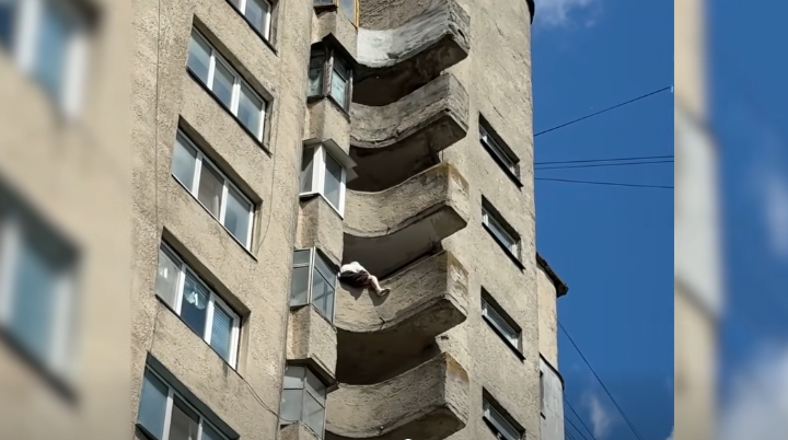 У Хмельницькому врятували 86-річну жінку, яка могла впасти з 14-го поверху