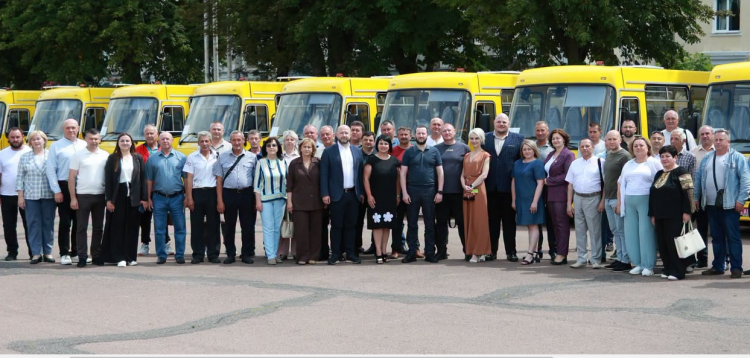 Громади Хмельниччини отримали 15 нових шкільних автобусів