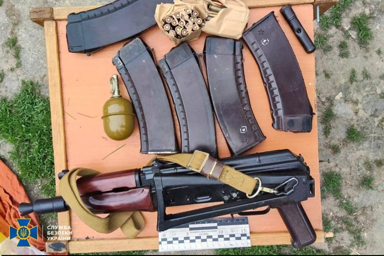 На Хмельниччині колишній військовий планував «заробити» на збуті озброєнь, вивезених з передової