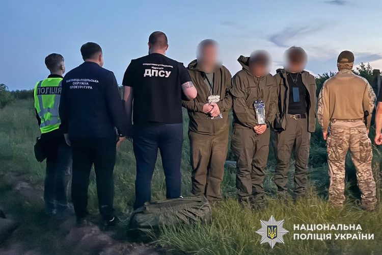 На Камʼянеччині затримали двох ділків, які переправляли військовозобов’язаних до Молдови
