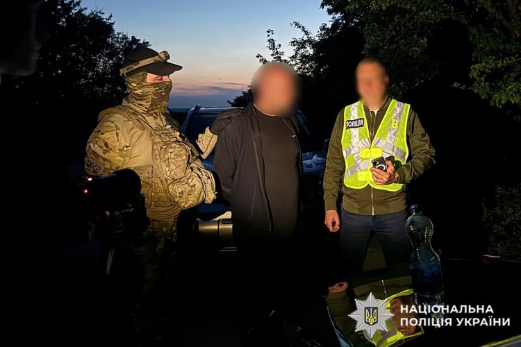 На Камʼянеччині затримали двох ділків, які переправляли військовозобов’язаних до Молдови