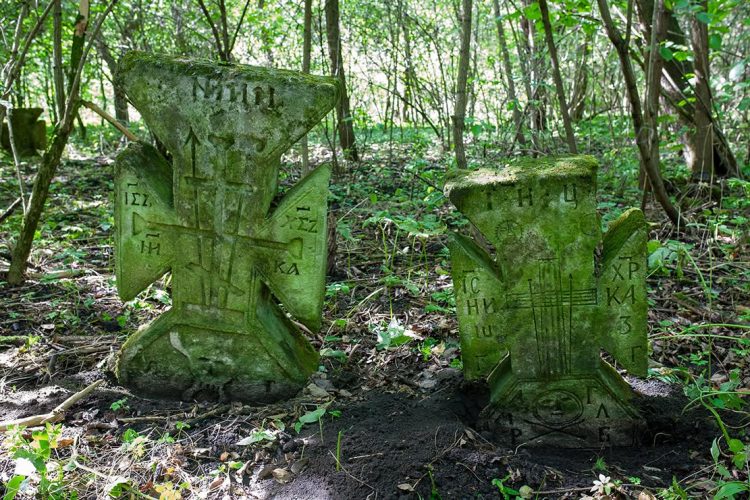 Слідами подільських опришків: які таємниці приховує старий цвинтар на Хмельниччині
