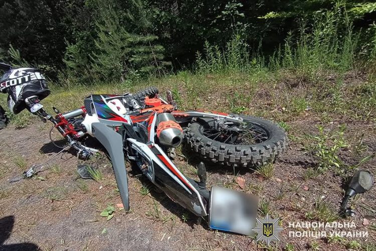 На Хмельниччині 17-річний мотоцикліст вилетів на узбіччя: підліток отримав серйозні травми