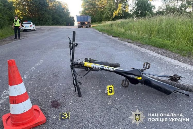 Смертельна ДТП на Хмельниччині: під колесами вантажівки загинув 59-річний велосипедист