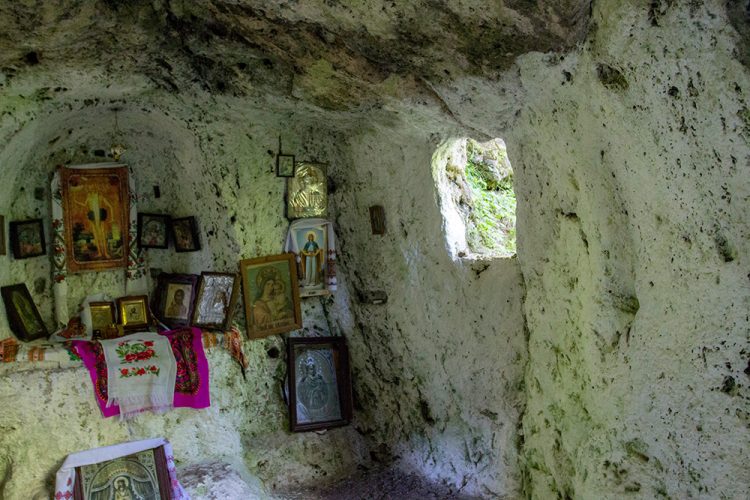 Таємниці печерного монастиря на Хмельниччині: археологи зробили низку важливих відкриттів