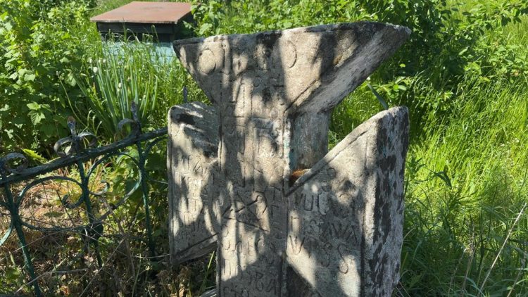 У селі на Хмельниччині на городі знайшли унікальний двомовний козацький хрест XVIII століття