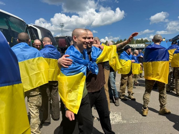 З російського полону повернулися п’ятеро захисників з Хмельниччини